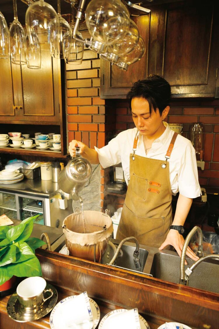 「ネルドリップのアイスコーヒーはひと晩置きます」