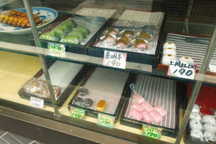 団子、草もち、太巻など10種以上を毎日手作り。
