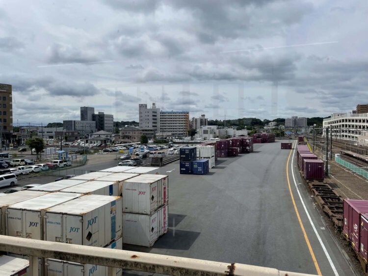 旅客駅東側に並行しているJR貨物のコンテナホーム。