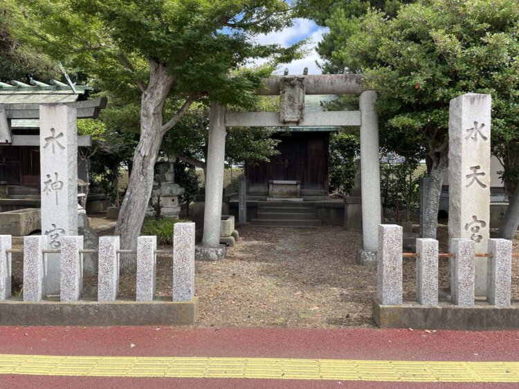 湖畔には水天宮が。