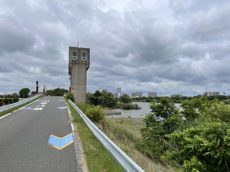 霞ボート水門。右手は霞ケ浦に流れ込む直前の桜川（周囲の安全を確認し、一旦止まって撮影）。