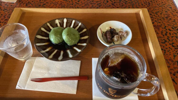 担当編集さんの頼んだ「草もち黒蜜がけ」もおいしそうだった。