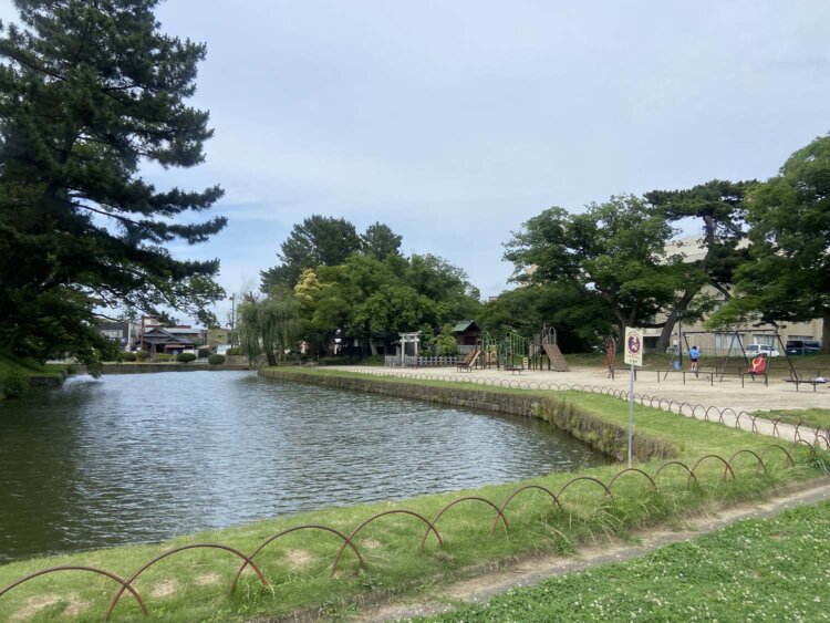 お濠。