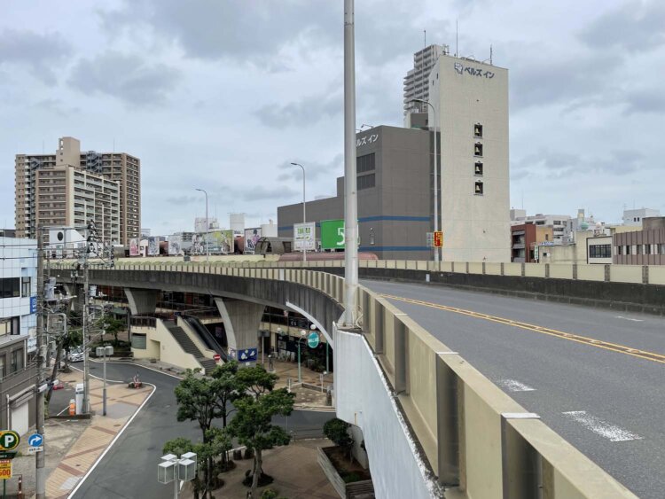 土浦ニューウェイ。多くはないが車の往来もある。