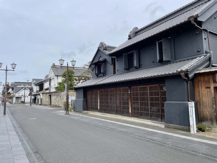 中城通り。右手の土蔵造りの建物は県指定建造物の「矢口家住宅」。