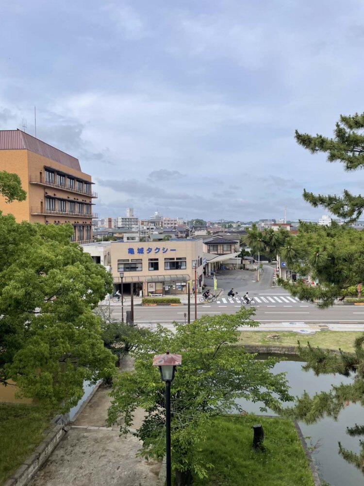 東櫓から亀城通りを望む。