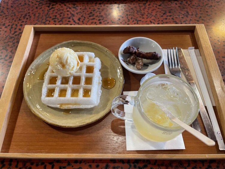 「お餅のワッフル はちみつ醤油がけ アイス添え」と「ゆずソーダ」。
