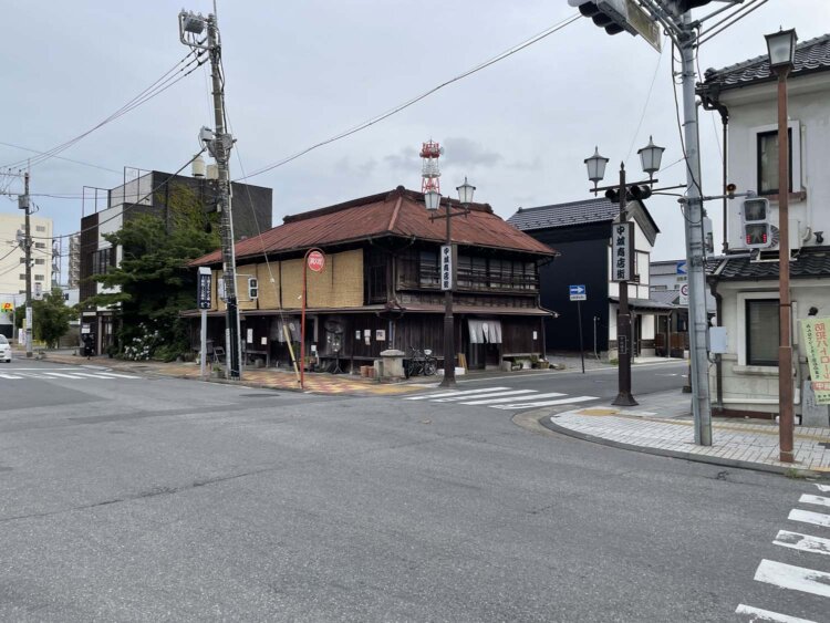 『保立食堂』。写真は亀城公園に立ち寄ったあと、交差点の向かいから撮ったもの。