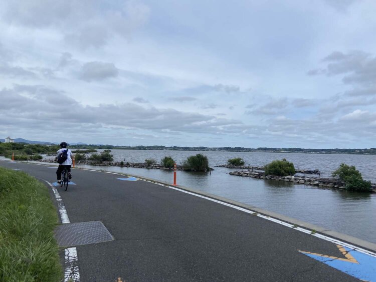 湖岸サイクリングにはしゃぐ筆者（安全を確認しつつ同行の担当編集者さんに一旦自転車を停めてもらって撮影）。