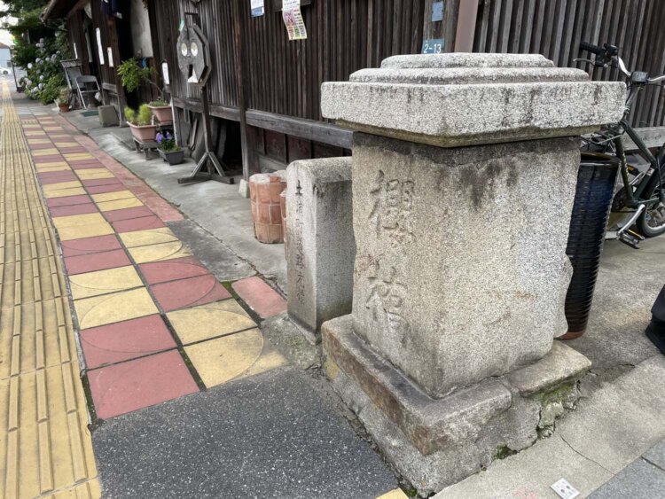 桜橋の遺構と道路元標。
