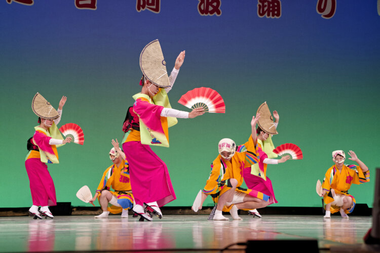 各連、独自の演出で魅せる舞台踊り。席に座ってゆっくりと見られるのがうれしい。