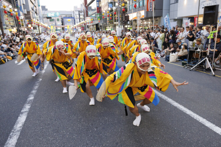 流し踊りでは個性豊かな連が次から次へとやってきて、見応え十分！