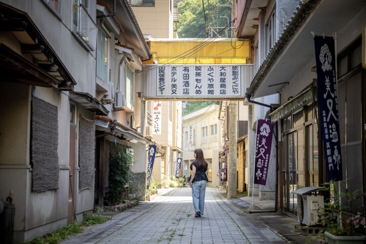 小さな旅館が並び、むかしながらの風情が残る美又温泉街。