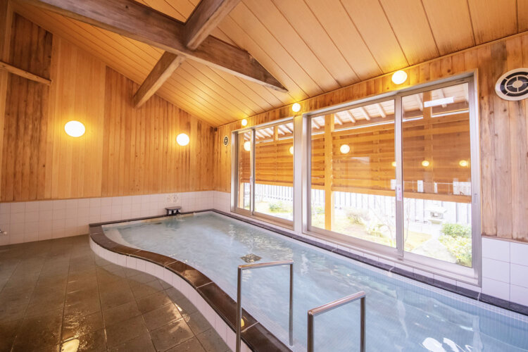 元湯の『あさひ荘』は県産材100％の建物で、ほのかな檜の香りが広がる。入浴料500円。
