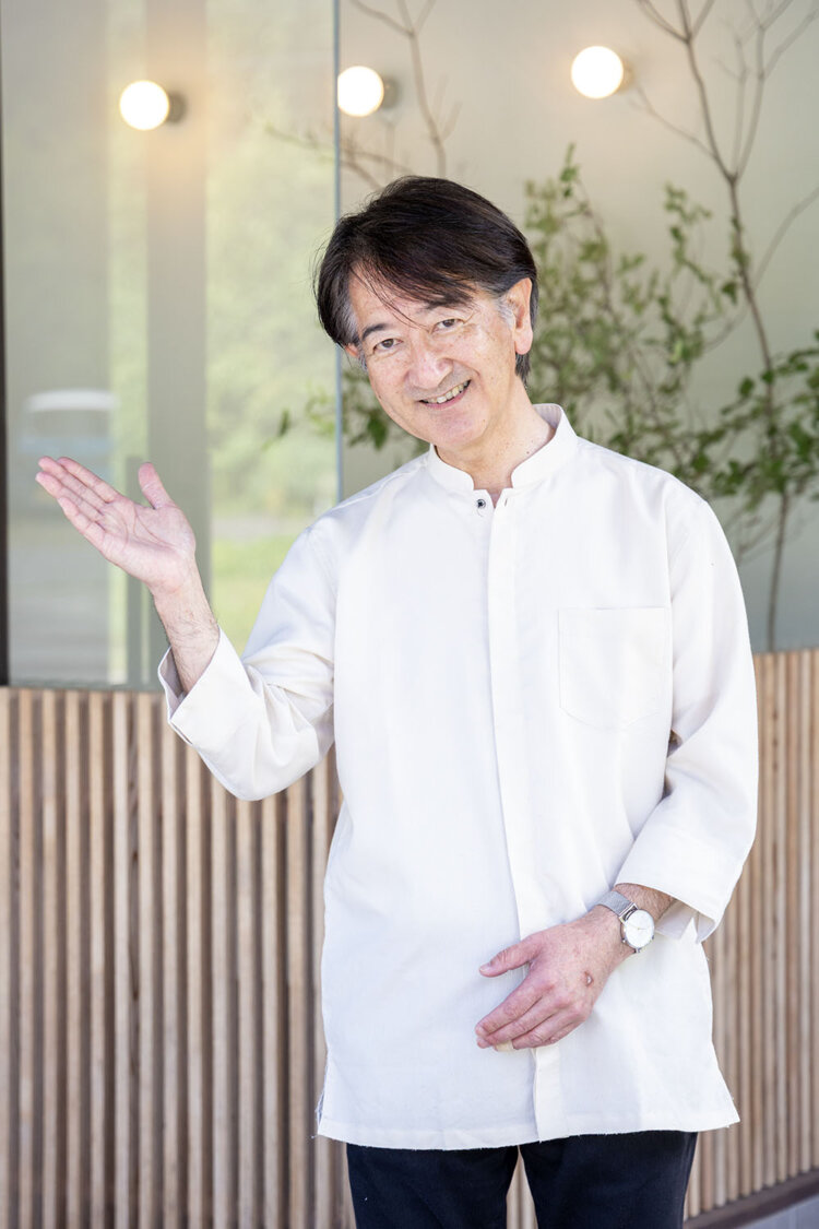 総支配人の佐々木健久さん。「年間わずか200頭の未経産牛をどうぞ！」。