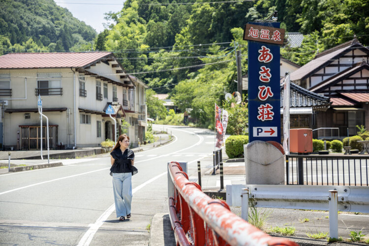 白角川（しろつのがわ）のせせらぎに寄り添う温泉地・旭温泉。