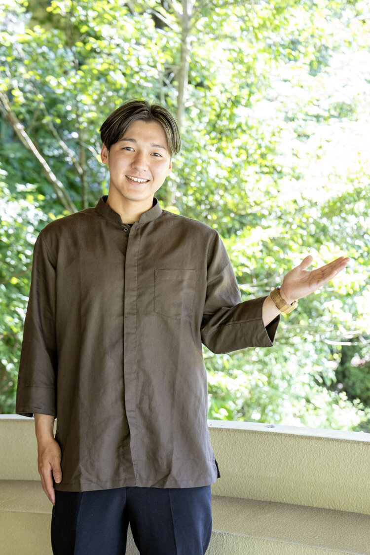 スタッフの長本礼央さん。「露天風呂付き客室は3種類ご用意！」。