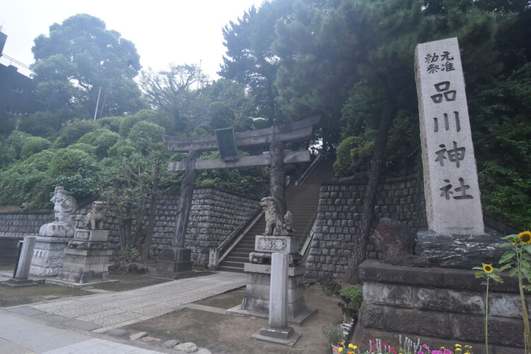 旧品川宿の外れ、現在の第一京浜沿いにある品川神社。