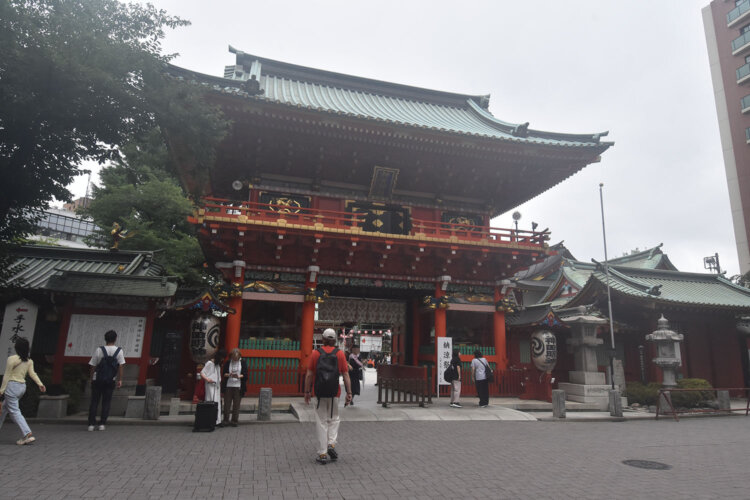 目にも鮮やかな朱色の隨神門が参拝者を迎えてくれる神田明神。正式名称は神田神社。