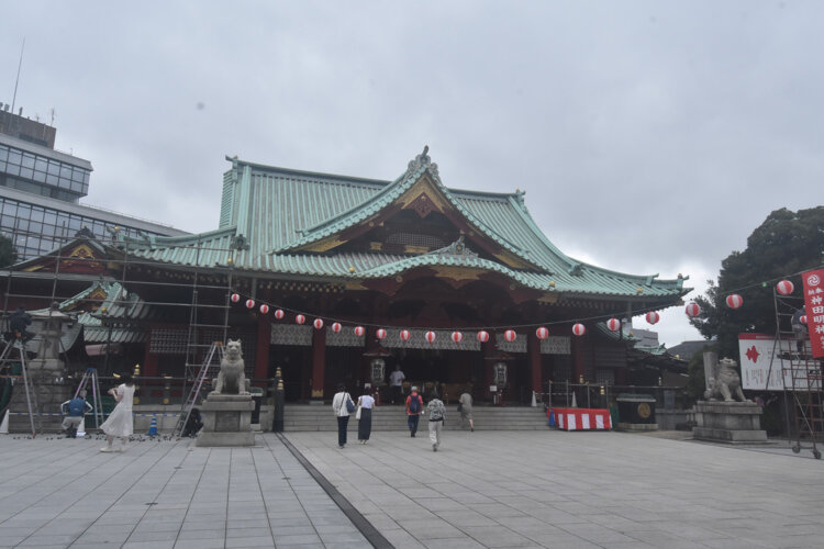 本殿でお参りした後、右手に回り込むと銭形平次の碑がある。東京都千代田区外神田2-16-2。