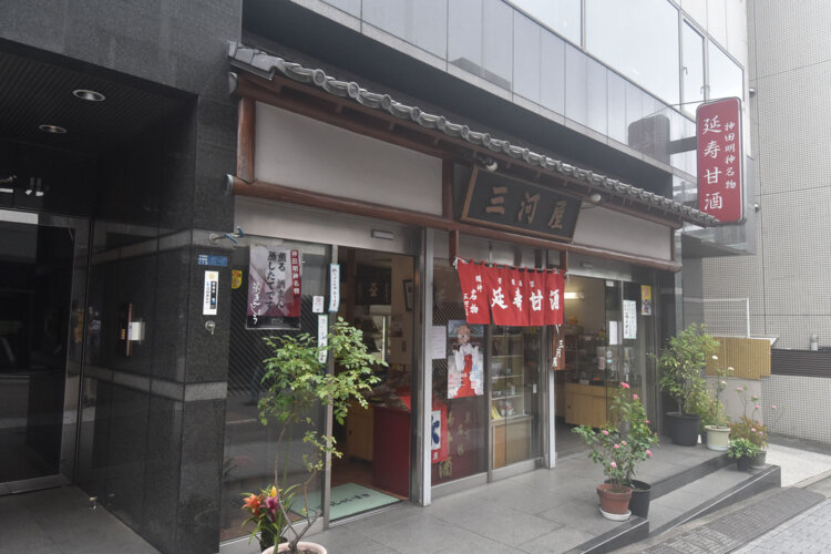 大鳥居と隨神門の間に立つ『三河屋 綾部商店』。お土産の購入と喫茶での休憩ができる。