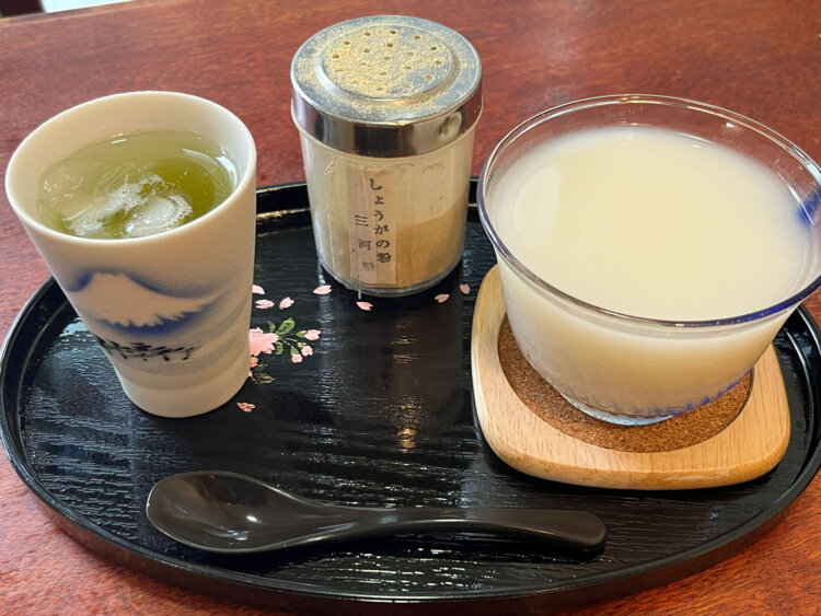 名物の「延寿甘酒」は400円。暑い季節は冷やしがおすすめ。