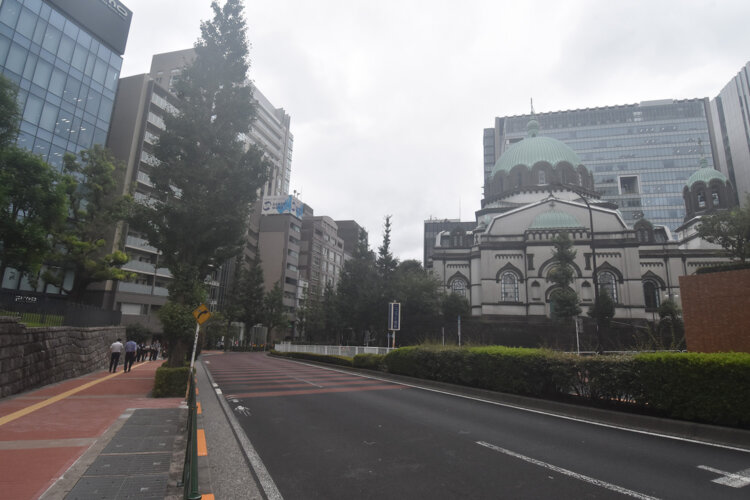 再び御茶ノ水駅駅まで戻り、ニコライ堂の脇を通ってひたすら直進。