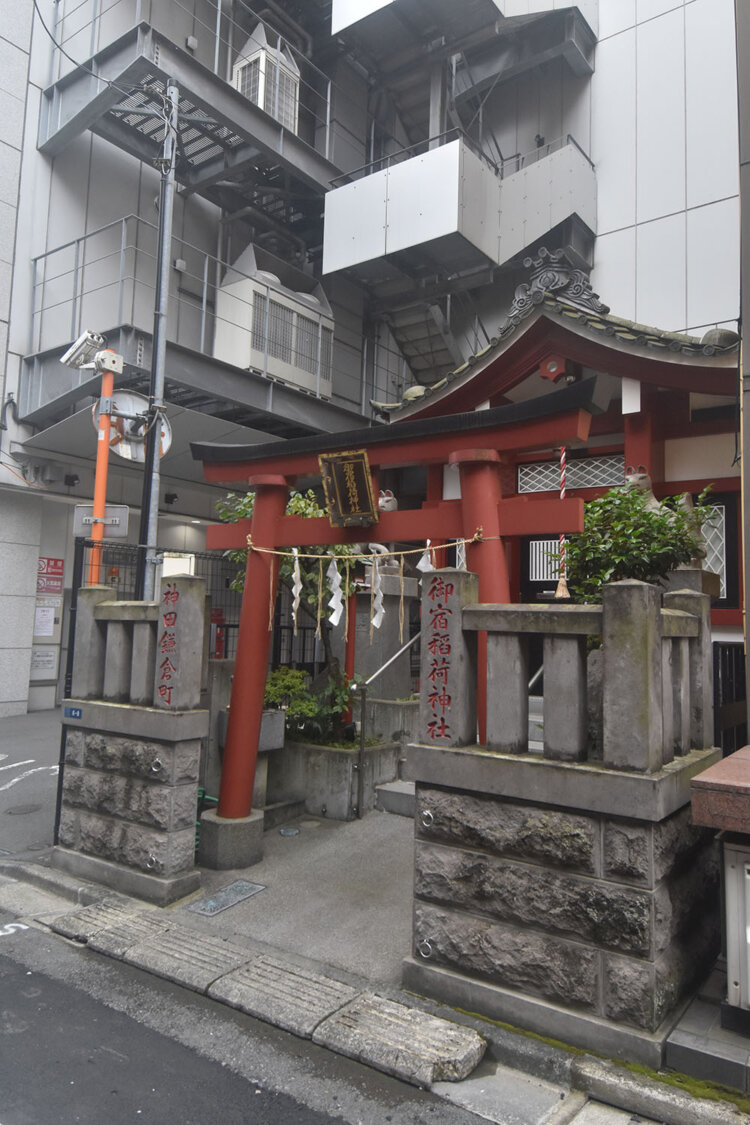 ビルの間に立つ御宿稲荷神社。東京都千代田区内神田1-6-8。