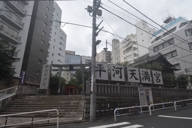 かつては江戸城内にあった平河天満宮。周囲にビルが立ち並んでいるが静かなたたずまい。東京都千代田区平河町1-7-5。
