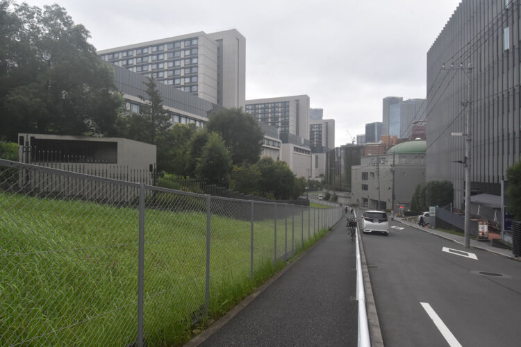 平河町の交差点から三べ坂と呼ばれる小道を辿る。左手には衆参議員会館が聳（そび）えている。