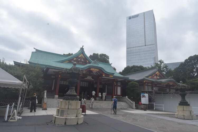 東京の中心とは思えないほど、豊かな緑と厳かな雰囲気に包まれた日枝神社。東京都千代田区永田町2-10-5。