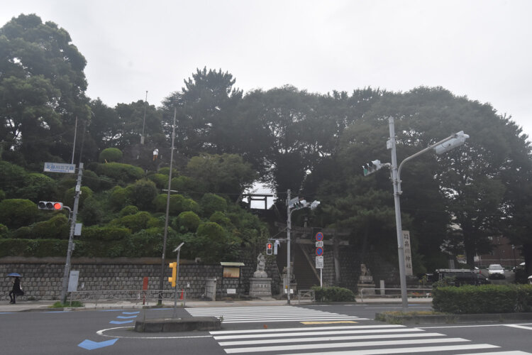 国道15号（第一京浜）沿いにある品川神社。鳥居の左の小山が富士塚だ。