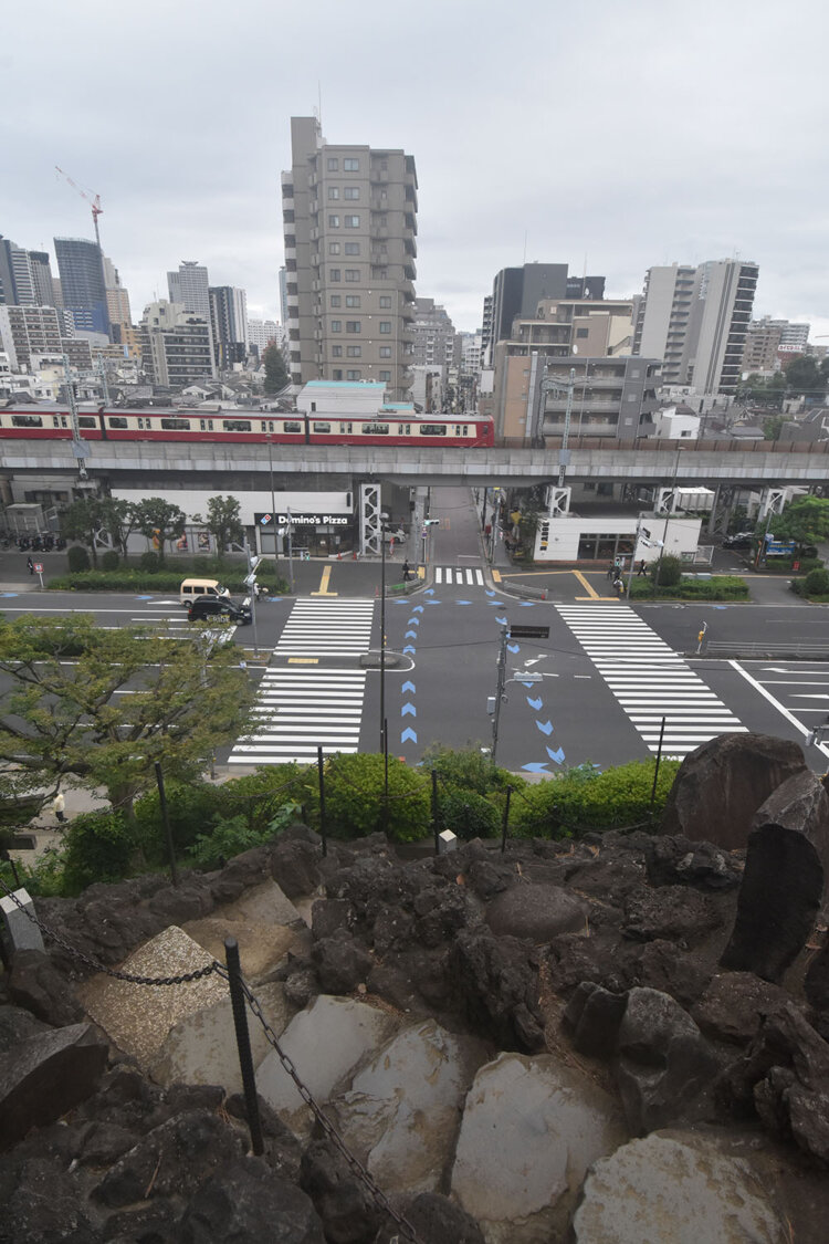 富士塚の頂上からの眺め。正面の道を辿れば旧東海道品川宿跡に至る。