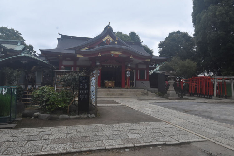 戦災は免れたが老朽化のため社殿は1964年に再建された。東京都品川区北品川3-7-15。