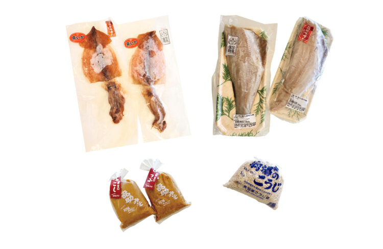 市内の羽場こうじ店醸造の「㐂助（きすけ）みそ」を使った漬魚。特製開き真いか塩麹漬け、味噌漬けと特製しまほっけ塩麹漬け・味噌漬け。