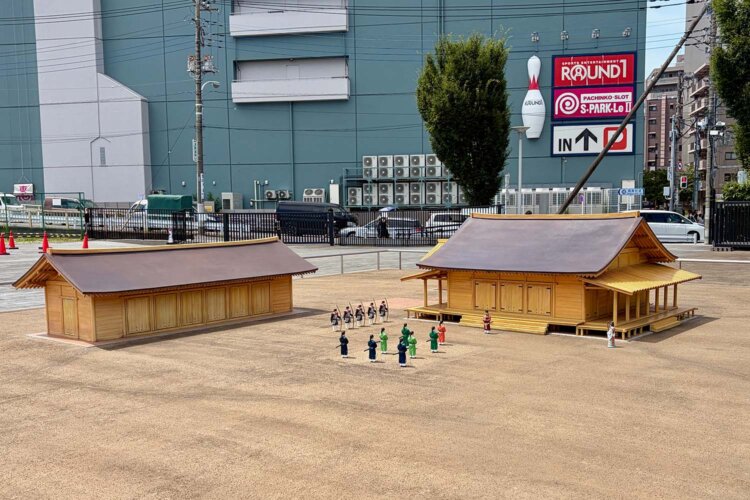 府中本町駅近くには、1/10スケールの国司館（こくしのたち）の模型も。