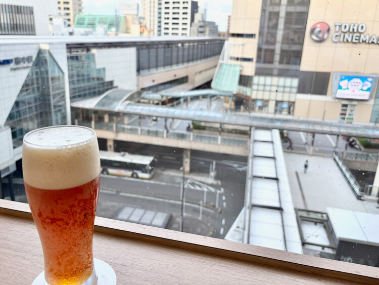 「ル・シーニュ」のカフェラウンジより。サントリーの限定ビールを飲みつつ府中市街を眺める。