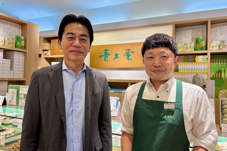 『青木屋』多久島社長（左）と、「府中けやき並木通り店 」冨田店長。