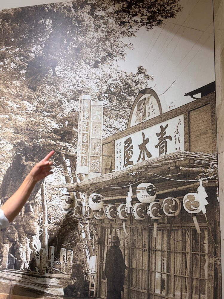 店内の壁には、昭和16年(1941)に撮影された『青木屋』の写真が。この時期にはすでに、境内の外に店を構えていたそう。