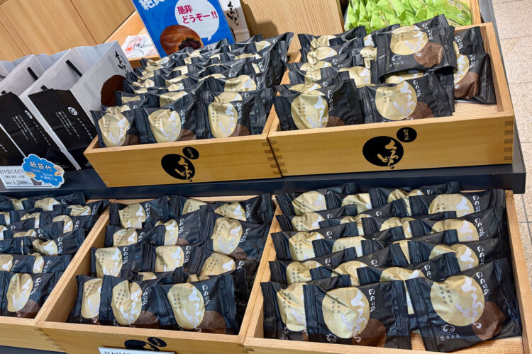 「黒糖どら焼き 日々是くろどら」250円も大人気商品だ。