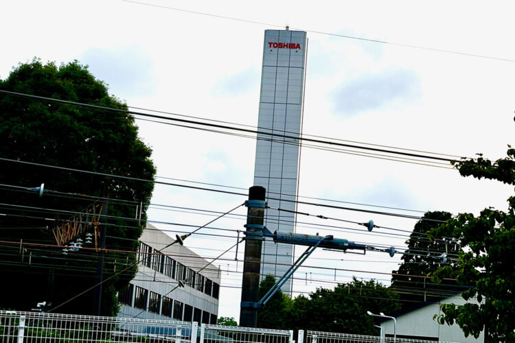 “TOSHIBA”のロゴが輝く謎の塔……！（近隣住民は迷った時の目印にしがち!?）。