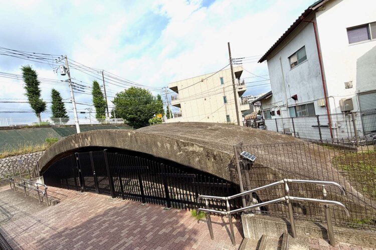 戦時中、調布飛行場（東隣の調布市）の周りに掩体壕が多く造成されたという。