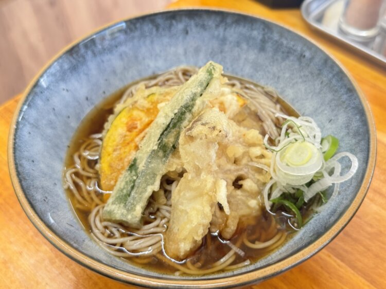 【東京都内】立ち食いそば店の工夫をこらした冷やしそば5選、残暑でもスルスル食べられる絶品なそばとツユ