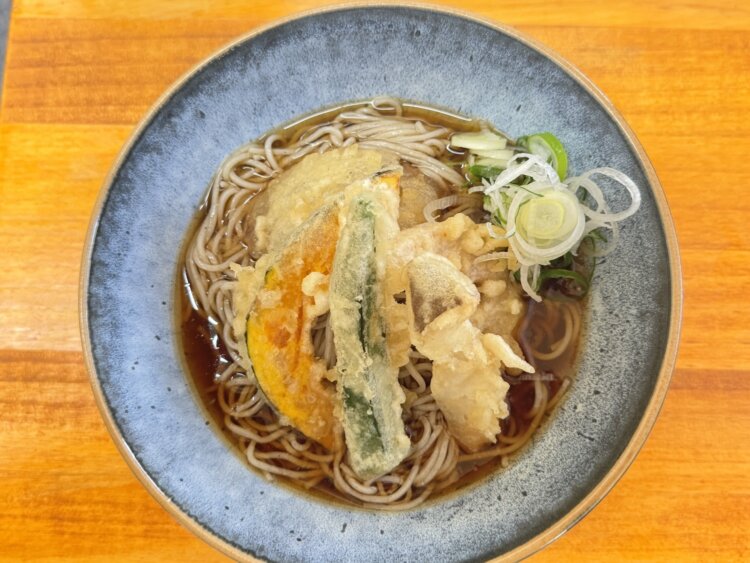 野菜天そば500円。野菜の種類は時季によって変わる。