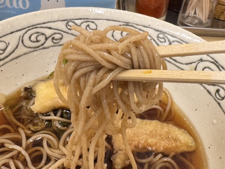 自家製麺のそばは風味よしの喉越しよし。