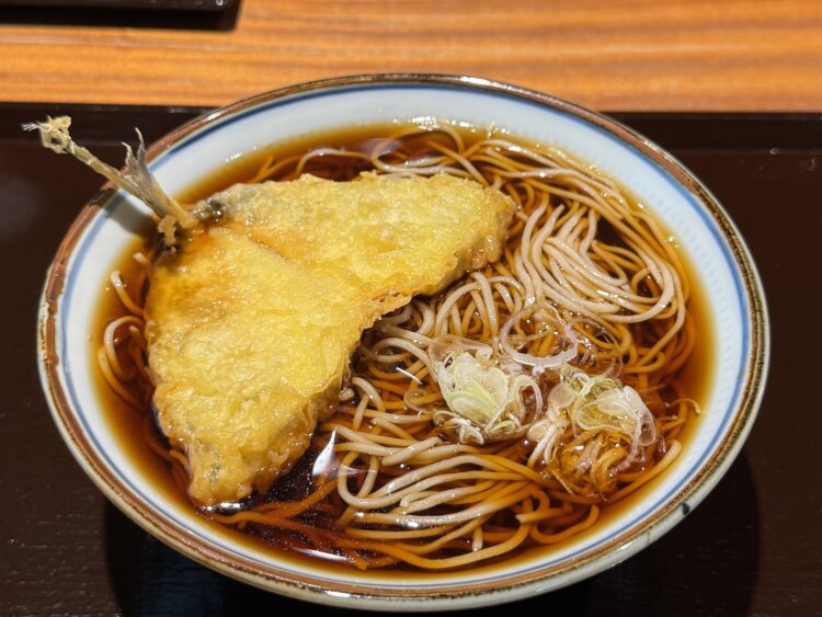 冷やがけそば500円に、時季限定のアジ天220円。驚きの価格だ。