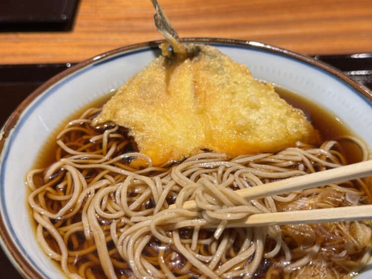 自家製麺のそばはピンとしていて、冷やがけツユによく合う。