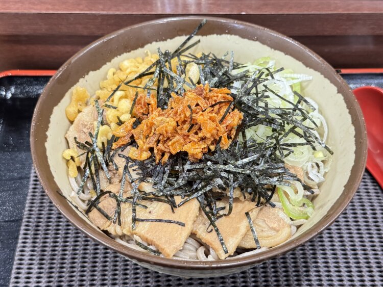 冷やしラー油肉そば840円。かなり食べ応えがある。