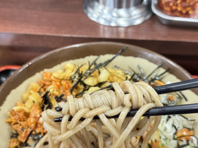 そばの食感はかなり個性的。