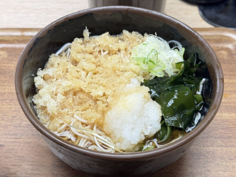 冷やしたたぬき610円。麺量たっぷりがうれしい。